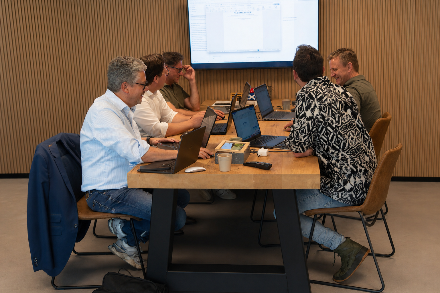 Een AI-consultancy meeting waarbij mensen in een vergaderruimte zitten.