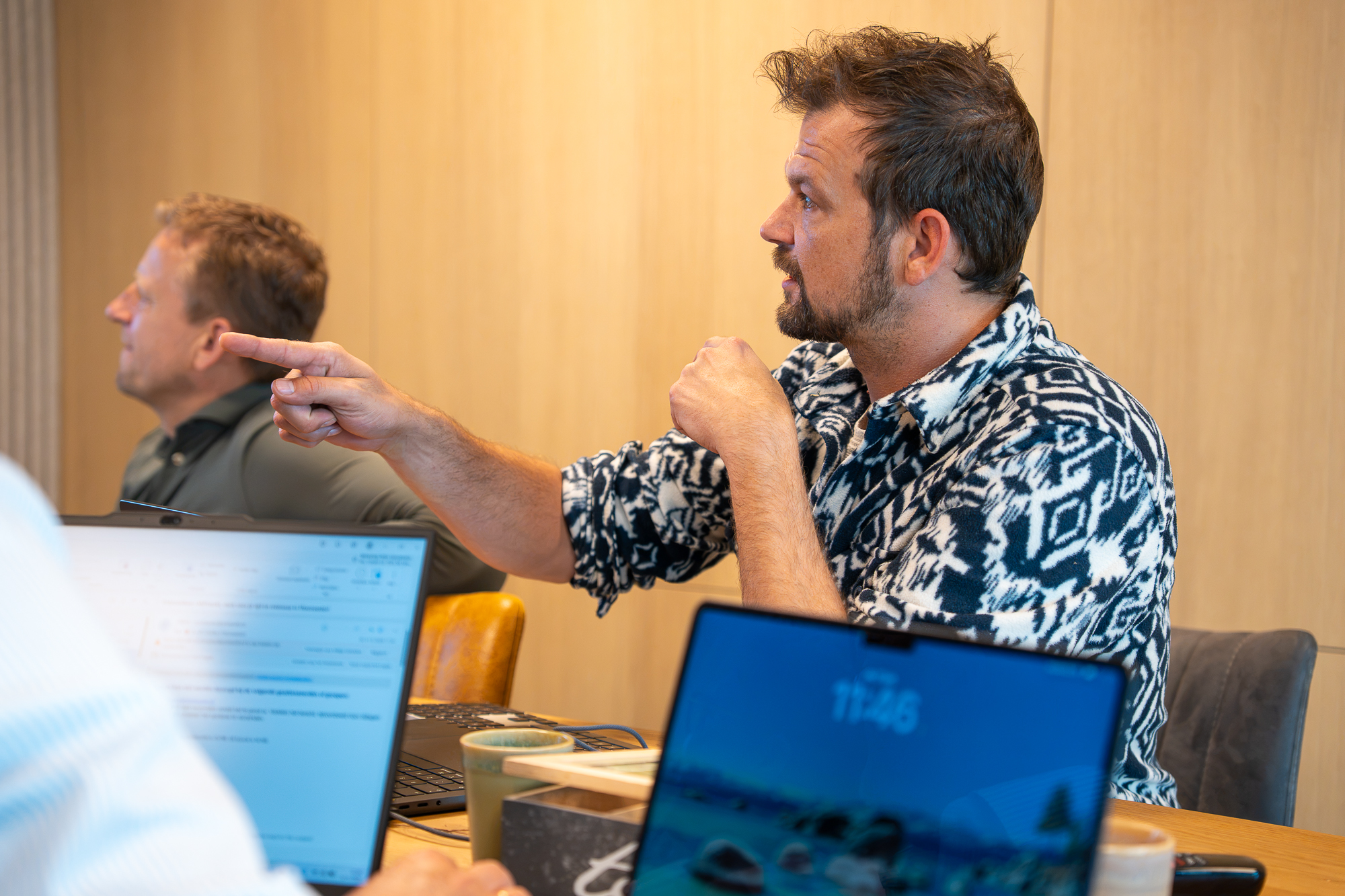 Collega Peter vertelt over AI tijdens de consultancy