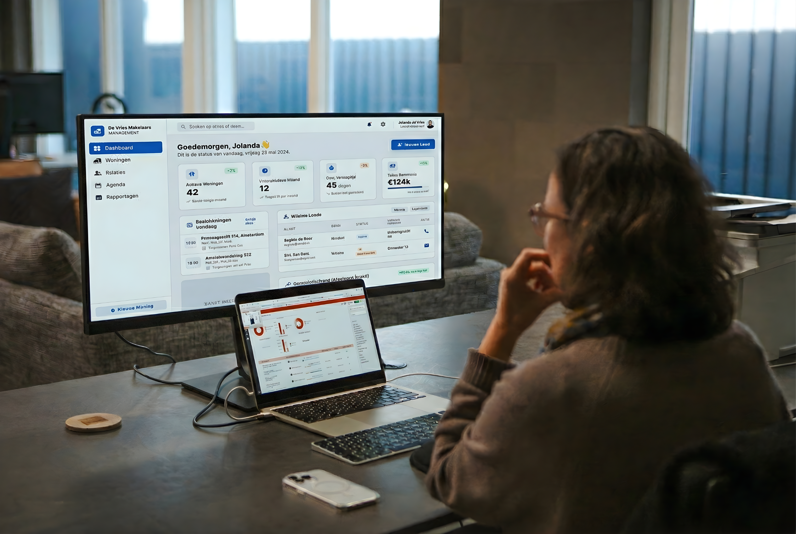 Een mkb-ondernemer die gebruik maakt van ai implementatie