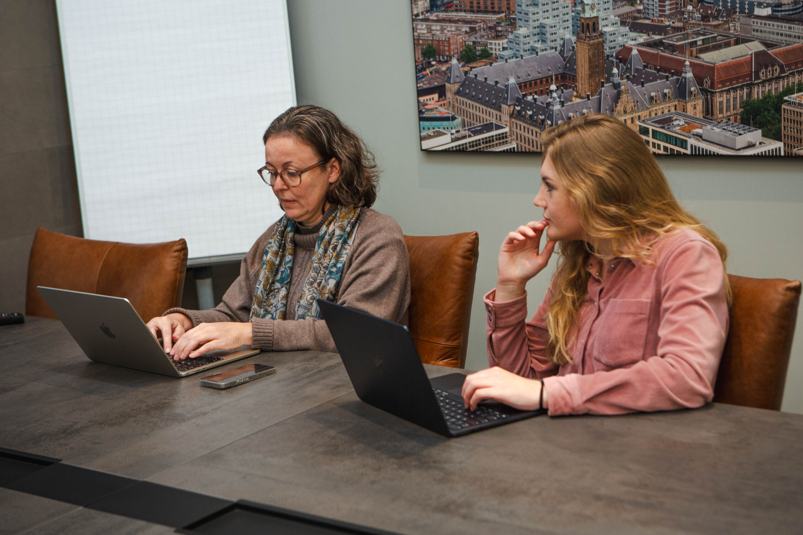 2 werknemers die bezig zijn met een AI-pilot